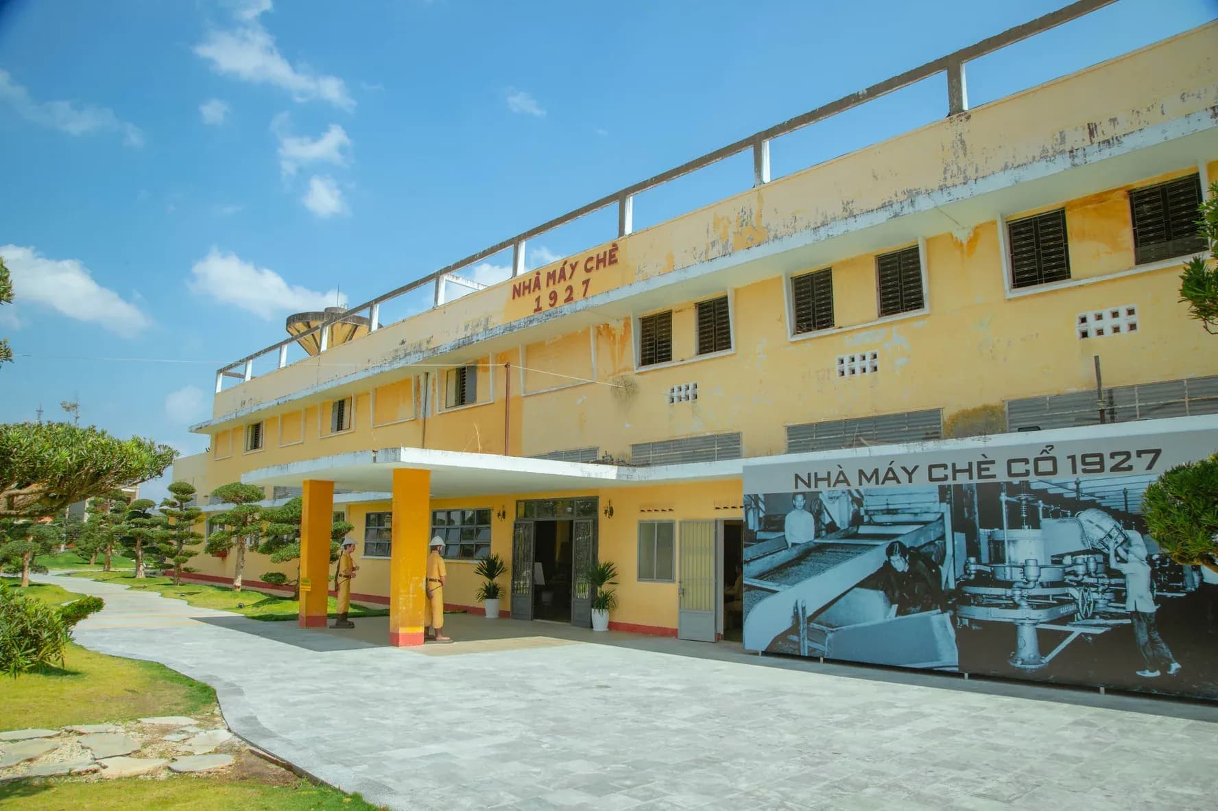 Mặt tiền nhà máy chè cổ