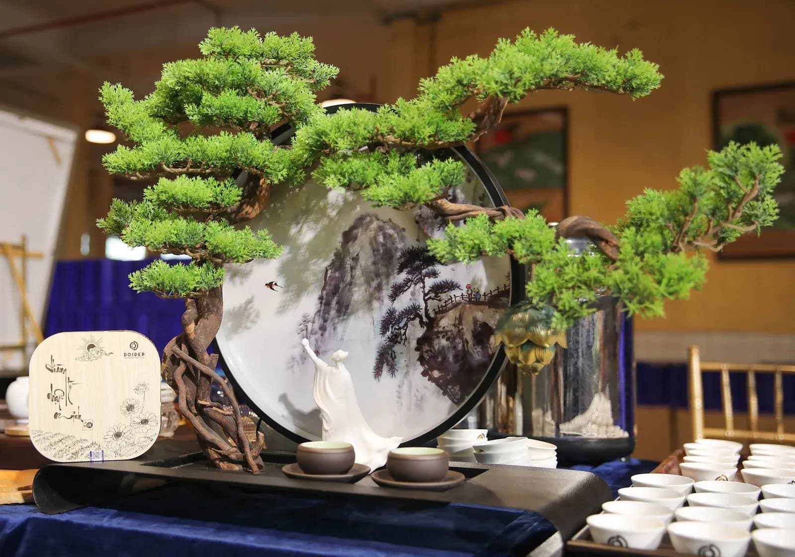 Tiểu cảnh bàn trà với tùng bonsai